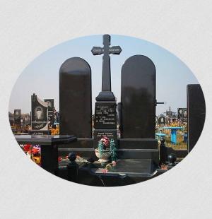 Вертикальные памятники в центре композиции крест